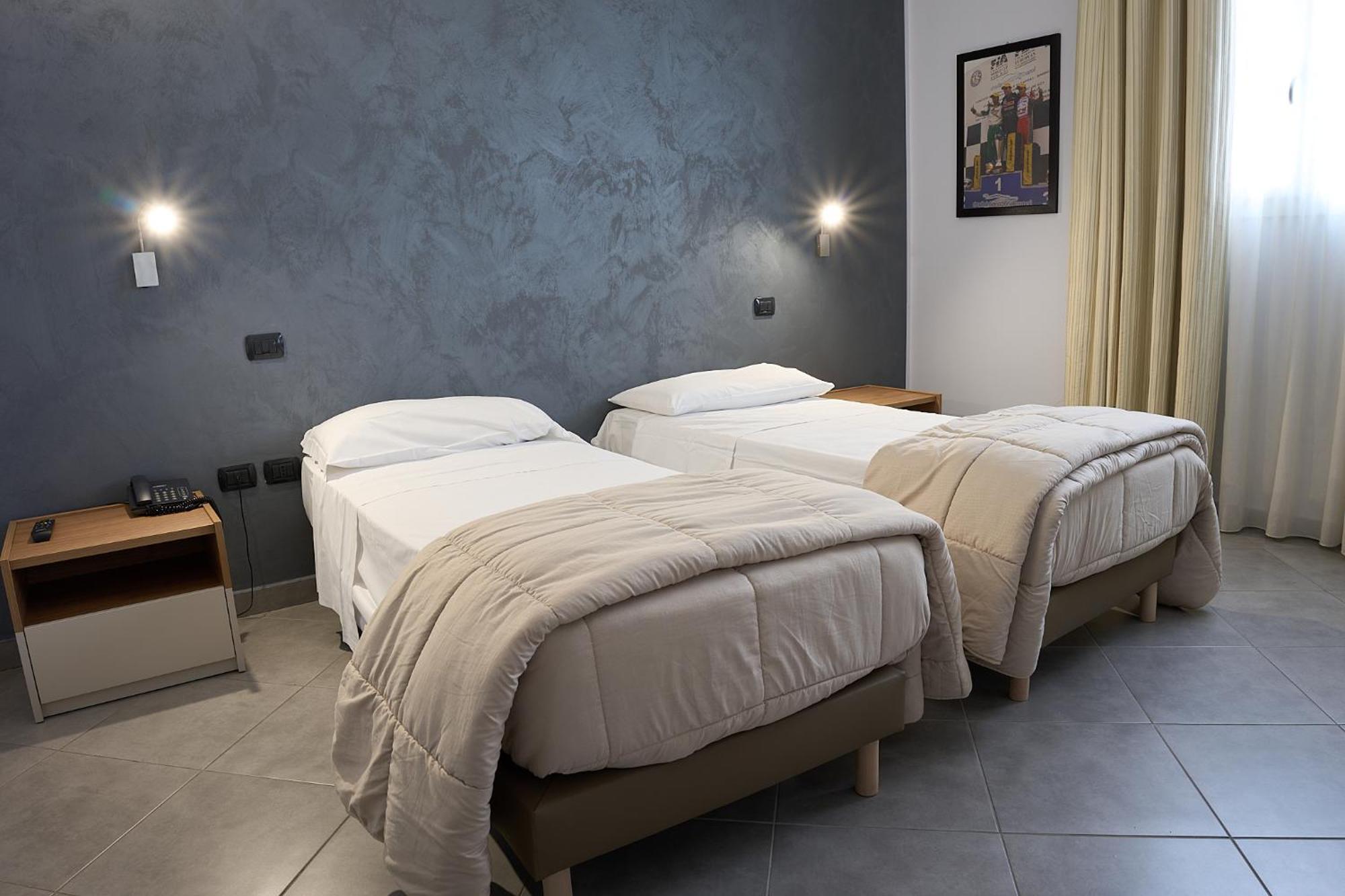 Hotel Saturday Palma Campania Bagian luar foto